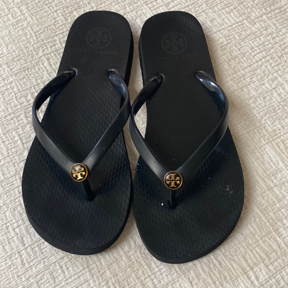 Black rubber Tory Burch flip lips. Size 7